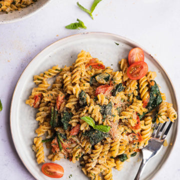 One-Pot Spinach Tomato Pasta