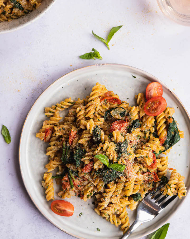 One-Pot Spinach Tomato Pasta