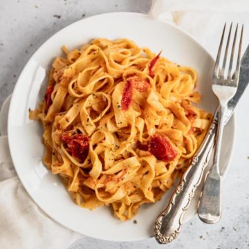 Easy Vegan Tomato Pasta