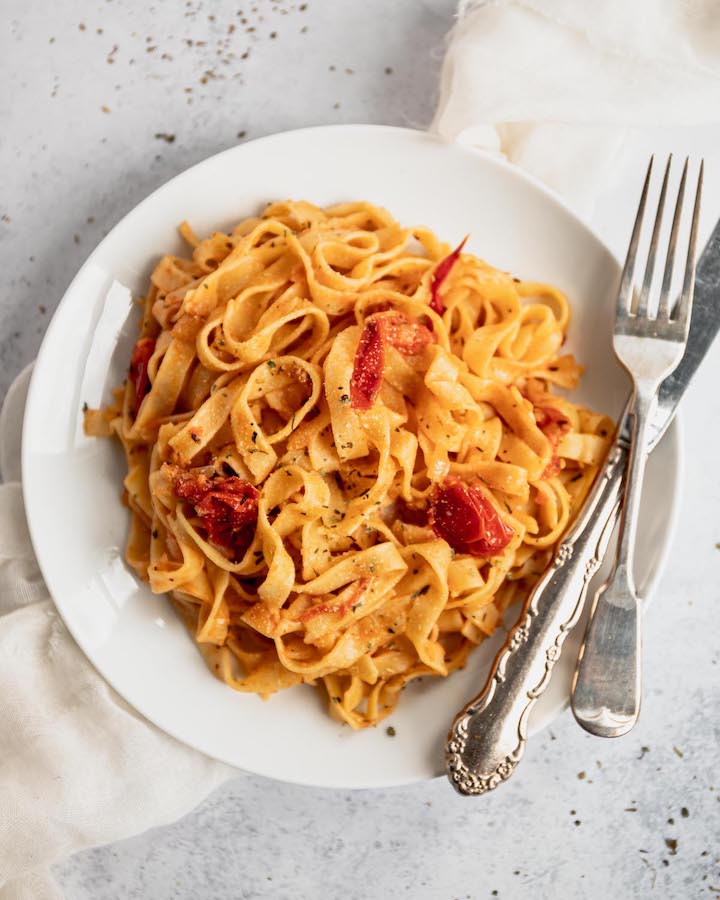 Easy Vegan Tomato Pasta